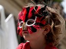 Prvod masek, kejklí, akrobat, velkých loutek proel v nedli mstem pi 4. roník Karlovarského karnevalu. 