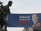 Socha zakladatele Turecké republiky Mustafa Kemala Atatürka bdí nad volebním plakátem Erdogana