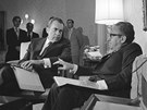 Prezident Richard Nixon (vlevo) se baví se svým poradcem Henry Kissingerem,...