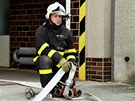 Jednou z disciplín hasiského cviení Rallye Hamry 2011 byl i zásah u poáru v siln zakouených prostorách.