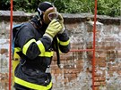 Jednou z disciplín hasiského cviení Rallye Hamry 2011 byl i zásah u poáru v siln zakouených prostorách, hasii proto museli zasahovat v dýchacích pístrojích.