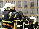 Jednou z disciplín hasiského cviení Rallye Hamry 2011 bylo i vyproování zranného jeábníka pímo z jeábu zhruba osm metr nad zemí.