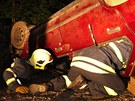 Jednou z noních disciplín hasiského cviení Rallye Hamry 2011 byl i zásah u dopravní nehody auta a traktoru s lidmi uvznnými ve vraku.