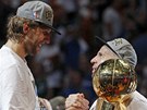 Dirk Nowitzki (vlevo) a Jason Kidd z Dallasu Mavericks slaví vysnný titul v NBA.