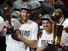 Dirk Nowitzki (vlevo) s cenou pro nejlepího hráe finálové série a Jason Kidd s trofejí Larryho O´Briena pro vítze NBA. V roce 2011 ji má Dallas Mavericks.