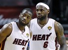 Dwyane Wade (vlevo) a LeBron James z Miami Heat u tuí, e to tentokrát s titulem NBA vevyjde.