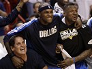 Basketbalisté Dallasu (a majitel jejich klubu Mark Cuban - vlevo) u z laviky odpoítávají poslední vteiny ped triumfem v NBA.