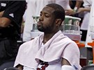 Dwyane Wade z Miami Heat na lavice bhem prvního poloasu.