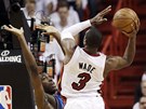 Dwyane Wade z Miami Heat zakonuje pes Iana Mahinmiho z Dallasu Mavericks.
