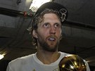 Dirk Nowitzki z Dallasu Mavericks si uívá ceny pro nejlepího hráe finále NBA.