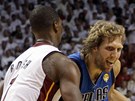 Dirk Nowitzki (vpravo) z Dallasu Mavericks obchází Chrise Boshe z Miami Heat.