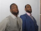 Dwyane Wade (vlevo) a LeBron James z Miami Heat opoutjí zklaman svou atnu.