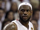 LeBron James z Miami Heat bhem estého finále NBA.