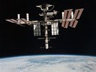 Raketoplán Endeavour pipojený k ISS . Unikátní snímek byl poízen lenem...