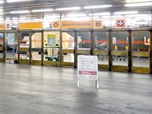 Prázdný vestibul stanice metra B náměstí Republiky.