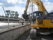 Rekonstrukce stadionu ve truncovch sadech v Plzni - demolice zdky ped hlavn tribunou, k n se nov posune trvnk