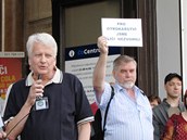 Mtink na podporu stvkujcch odbor ped Hlavnm ndram v Brn. (16. erven 2011)