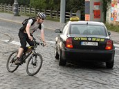 Mnoho Praan vyrazilo do zamstnn na kole. (16. ervna 2011)