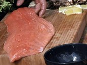 Filet z lososa grilujte vcelku; grilovnm jednotlivch porc by se maso zbyten vysuilo.