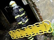 Jednou z discipln hasiskho cvien Rallye Hamry 2011 bylo i hledn a vyproovn lovka zavalenho v sutinch budovy.