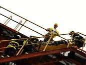 Jednou z discipln hasiskho cvien Rallye Hamry 2011 bylo i vyproovn zrannho jebnka pmo z jebu zhruba osm metr nad zem.