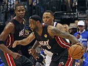 LeBron James (s mem) z Miami Heat unik Shawnu Marionovi z Dallasu Mavericks. Ve napjat sleduje Chris Bosh.