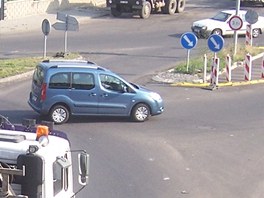 Na této křižovatce chtěl šéf dopravní policie původně vypnout semafory a posílat veškerý provoz na kruhový objezd. Nakonec tu je volněji, než v jiné dny.