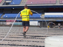 Rekonstrukce stadionu ve truncovch sadech v Plzni - pokldn vyhvn pod nov trvnk