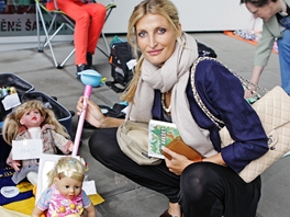Tereza Maxov koupila i panenku pro dceru Mnu - Jarmark OnaDnes.cz u budovy AMC v Praze (18.6.2011)