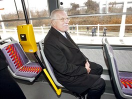 Václav Klaus v praské tramvaji. (28. listopadu 2003)