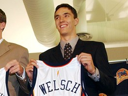 Basketbalista Ji�í Welsch (vpravo) dr�í sv�j nový dres. Po draftu do NBA se...