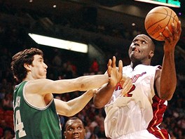 Ji�í Welsch (vlevo) v dresu Boston Celtics fauluje Shaquilla O'Neala z Miami...