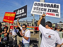 Protest proti stávkujícím odborám demonstrujících proti vládním reformám. (16. ervna 2011)