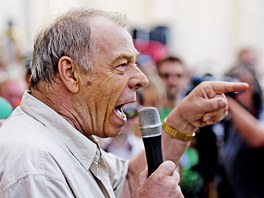 Pedseda MKOS Jaroslav Zavadil pi projevu k demonstrantm. (16. ervna 2011)