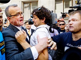 Jeden z demonstrujících odborá (vpravo) napadl ministra financi Miroslava Klaouska. (16. ervna 2011)