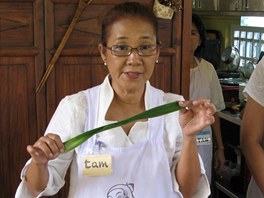 Škola vaření v thajském Bangkoku - paní Tam se svou asistentkou předvádějí přípravu Gai Hor Bai Toey (kuře zabalené do pandánových listů)