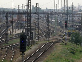 REKLAMA NA TICHO. Pardubické hlavní nádra�í ve �tvrtek ráno v dob� stávky.