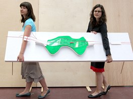 Studentky Andrea Tmov a Michaela Dlouh obhajuj svou architektonickou prci tkajc se revitalizace st Liberce.