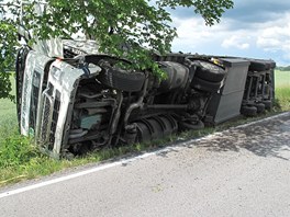 Kamion naloen balenmi vodami a limondami se pevrtil na silnici nedaleko Temelna. 