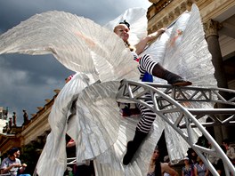 Prvod masek, kejkl, akrobat, velkch loutek proel v nedli mstem pi 4. ronk Karlovarskho karnevalu. 