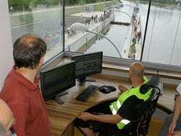 Oteven Vltavsk vodn cesty v seku od Budjovic po Hlubokou, kde je nov jez v eskm Vrbnm, plavebn komora i pstavit.