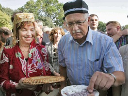 Uzbekistán, 2003. Tradiní pivítání na bazaru v Registánu - centru Samarkandu