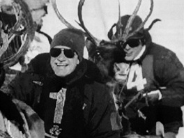 Finsko, 1994. Pi sobích závodech za polárním kruhem, v pozadí finský premiér Esko Aho.