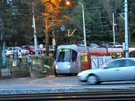Stávkující tramvajáci před motolskou vozovnou brzy ráno. (16. 6. 2011)