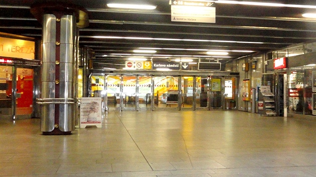 Prázdný vestibul stanice metra B Karlovo námstí u výstupu na Palackého námstí.