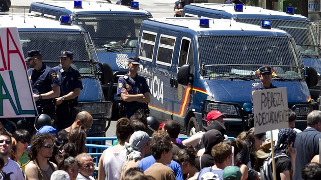 Protesty panl proti Paktu pro euro. (19. ervna 2011)