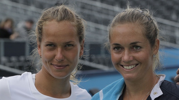 VÍTZNÉ KRASAVICE.  Klára Zakopalová (vpravo) a Barbora Záhlavová -Strýcová po triumfu na turnaji v Hertogenboschi.