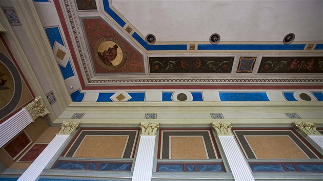 Historik Václav Houfek v audienním sále se zrekonstruovanými pvodními freskami.