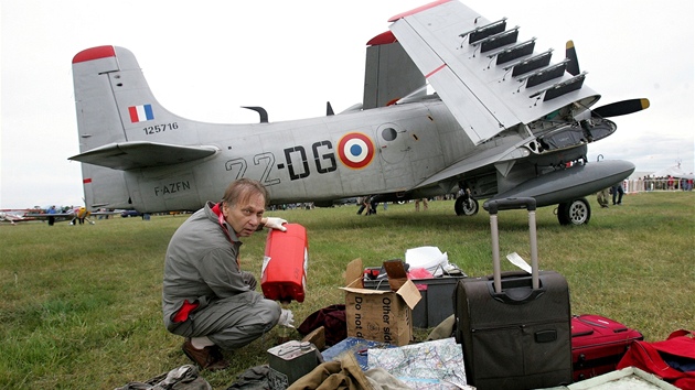 Przkumný letoun Bronco,  který uívala americká armáda ve Vietnamu, piletl z Belgie se znaky nmecké Luftwaffe.