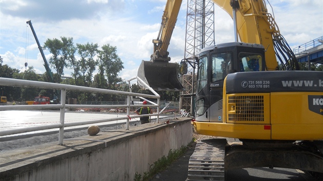 Rekonstrukce stadionu ve truncových sadech v Plzni - demolice zídky ped hlavní tribunou, k ní se nov posune trávník